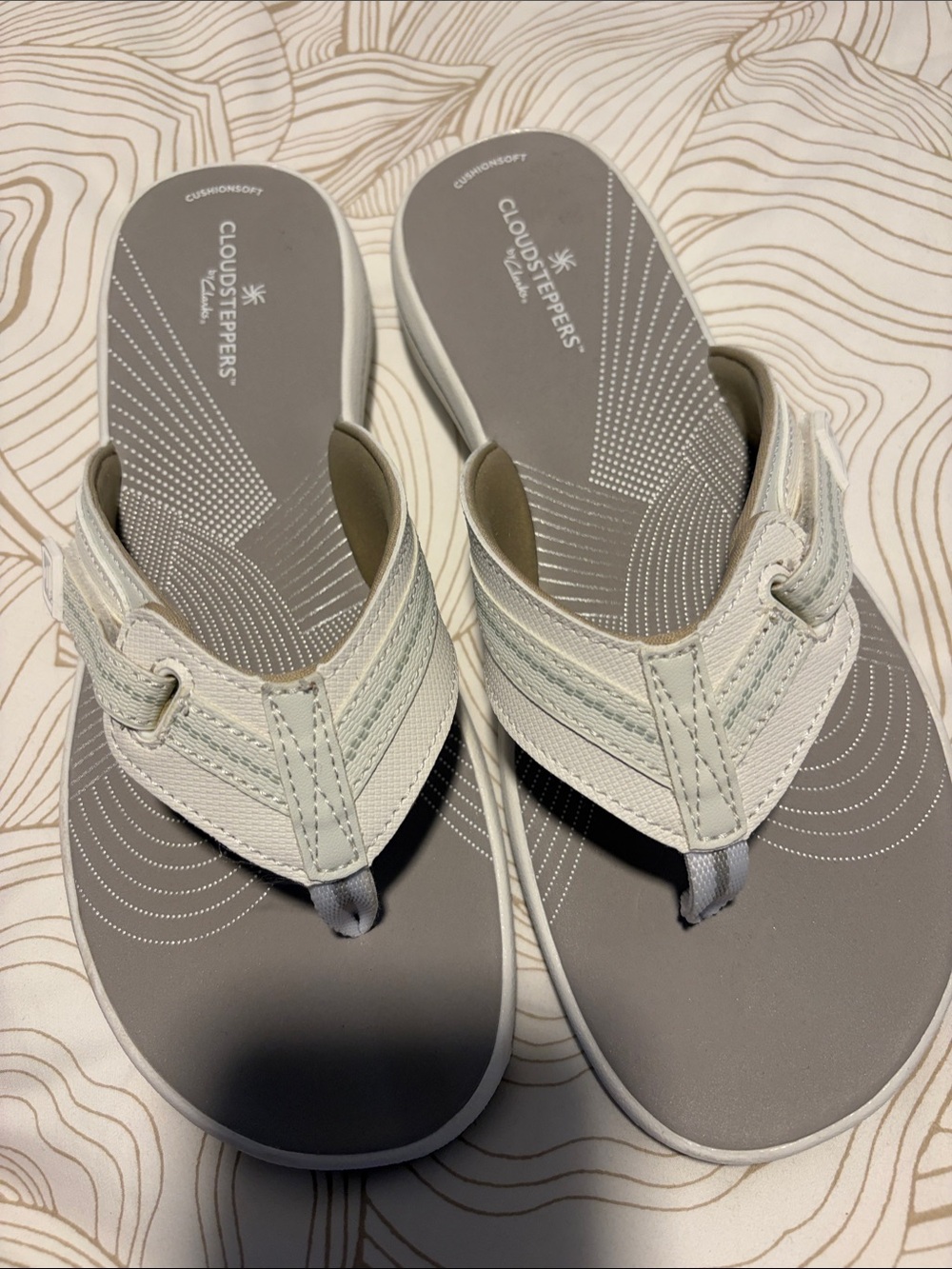 NEW WOTag CLARKS Cloudsteppers White and Gray Thong Cushionsoft Sandals